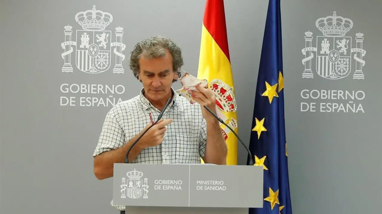El doctor Fernando Sim&oacute;n comparece este jueves para explicar la evoluci&oacute;n de la pandemia, que ha superado la barrera de los 1.500 nuevos contagios en las &uacute;ltimas 24 horas y que las comunidades aut&oacute;nomas buscan combatir desde distintos frentes: de las pruebas masivas, a los controles domiciliarios y, en el caso de Galicia, hasta prohibir fumar en la calle si no hay distancia. EFE/ J.J. Guill&eacute;n