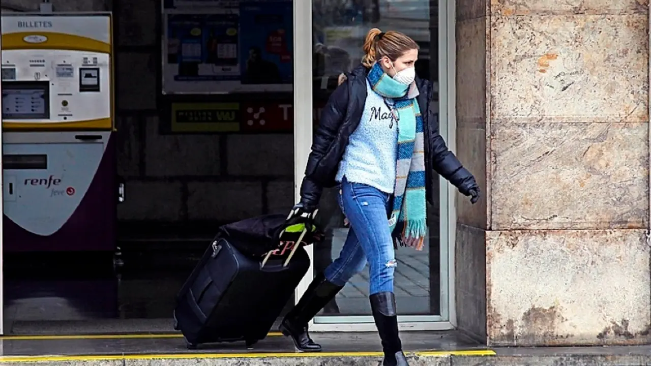 Una persona sale de la estaci&oacute;n de Renfe de Santander con su mascarilla y guantes puestos. / J.R.