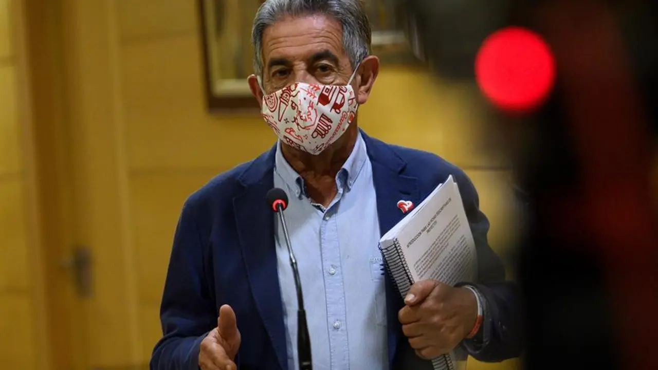 El presidente c&aacute;ntabro y l&iacute;der regionalista, Miguel &Aacute;ngel Revilla, ve "inasumible", por lo que ha avanzado que ning&uacute;n ayuntamiento de su partido "va a entregar ese dinero" acogi&eacute;ndose a esta propuesta. EFE/ Pedro Puente Hoyos