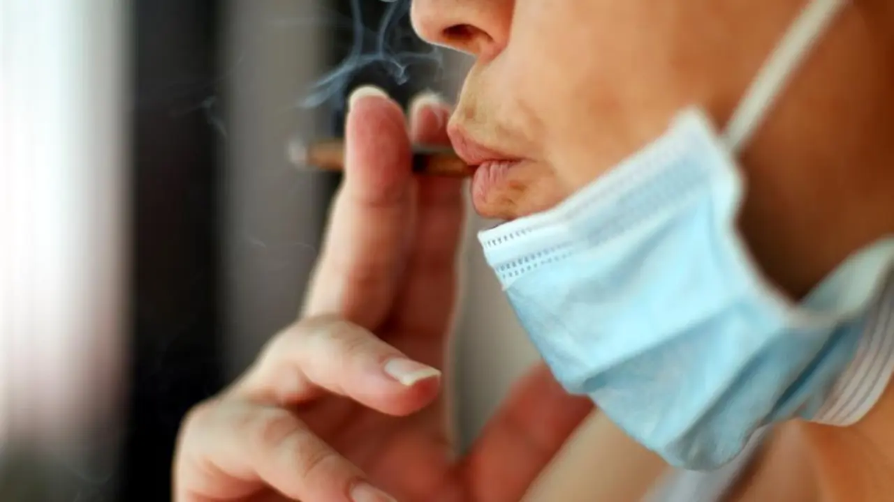 Una mujer fuma hoy en una calle de Madrid. La mayor&iacute;a de las comunidades estudian prohibir fumar en calles y terrazas si no se cumple la distancia f&iacute;sica de seguridad, como han hecho Galicia y Canarias, una media "a favor de la salud p&uacute;blica" que aplauden los expertos para contribuir a frenar la expansi&oacute;n del coronavirus. EFE/Mariscal