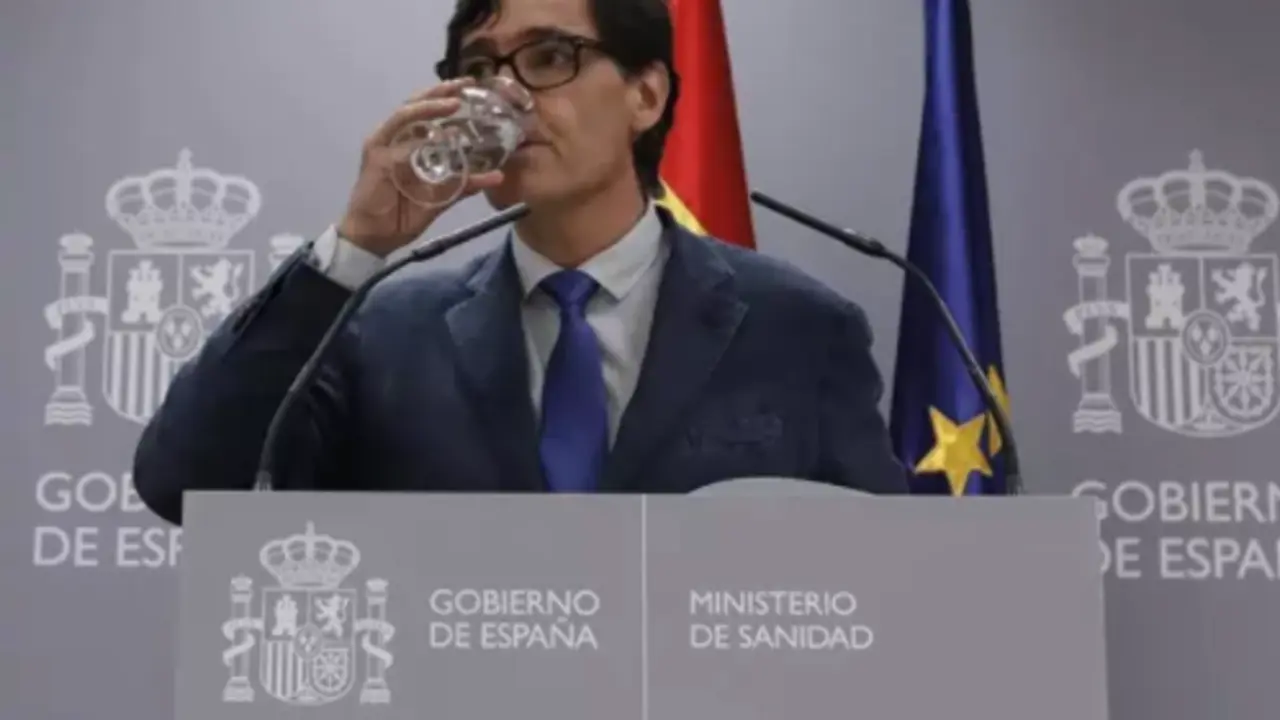 El ministro de Sanidad, Salvador Illa, bebe agua durante su comparecencia en rueda de prensa. En Madrid, (Espa&ntilde;a), a 14 de agosto de 2020. - Jes&uacute;s Hell&iacute;n - Europa Press