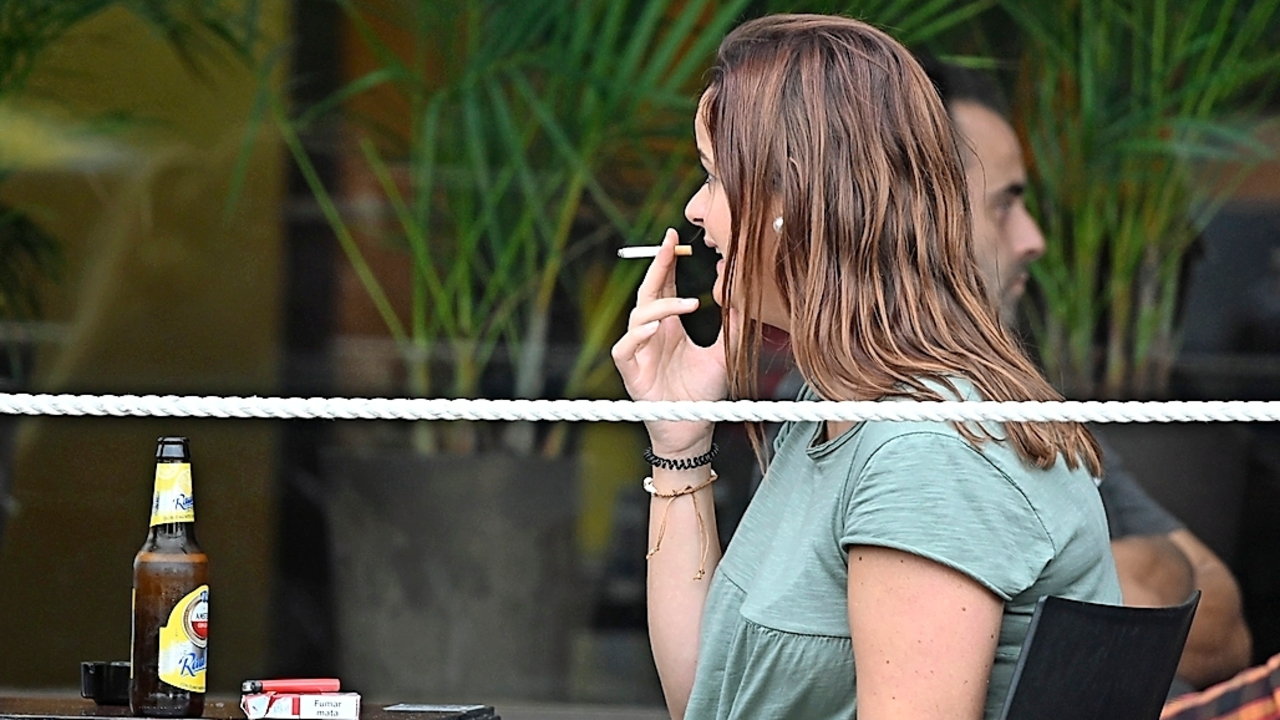 Una persona, ayer, fumando en una terraza de Santander. / HARDY