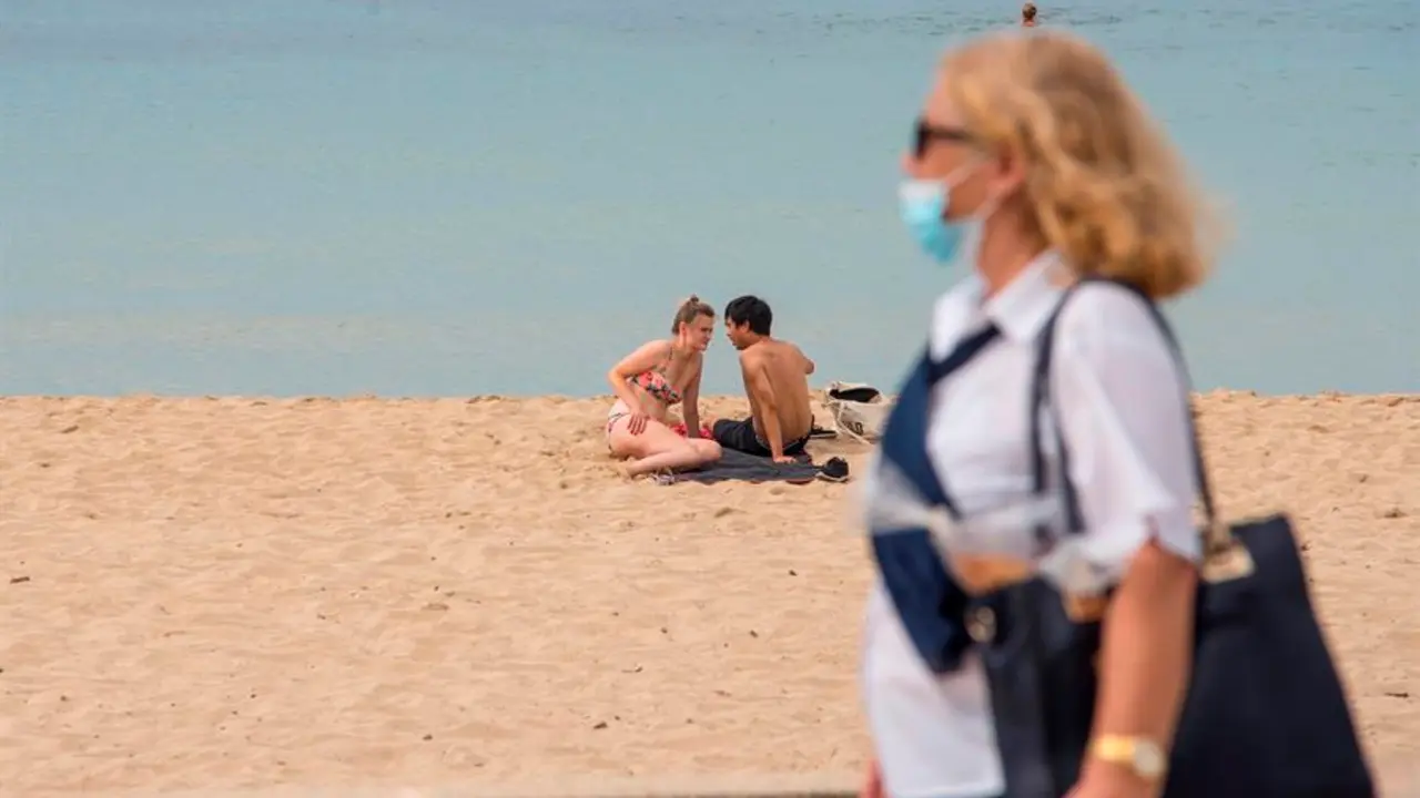 El Gobierno alem&aacute;n reconoci&oacute; este viernes que est&aacute; estudiando advertir a sus ciudadanos no viajar a las Islas Baleares despu&eacute;s del repunte de casos que se est&aacute; registrando en uno de los destinos tur&iacute;sticos favoritos de los alemanes en Espa&ntilde;a.EFE/ Atienza/Archivo