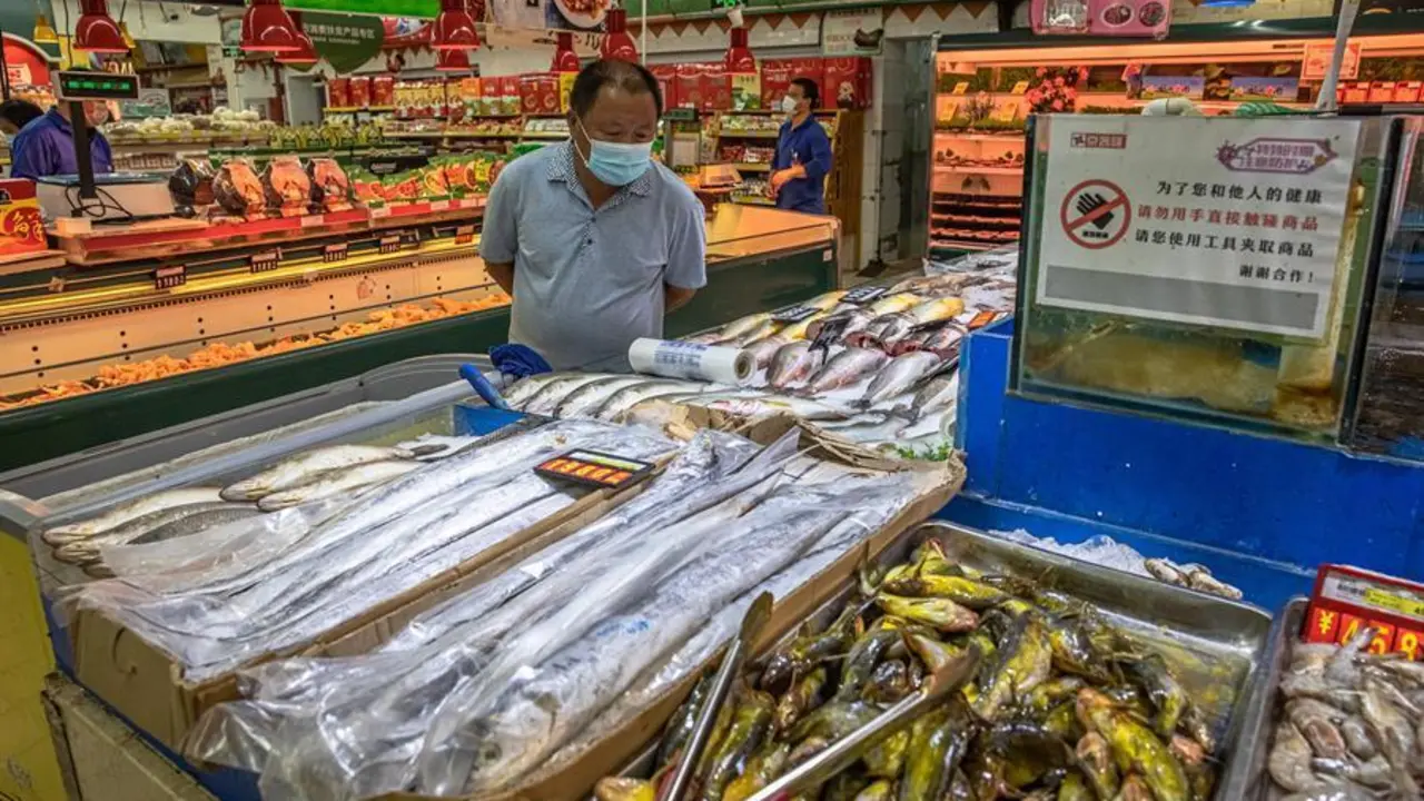 Un hombre mira pescado a la venta en un supermercado en Beijing, China, el 10 de agosto de 2020. Seg&uacute;n las cifras publicadas por la Oficina Nacional de Estad&iacute;sticas de China el 10 de agosto, el &iacute;ndice de precios al consumidor (IPC) del pa&iacute;s aument&oacute; un 2,7 por ciento interanual en julio. EFE / EPA / PILIPEY ROMANO
