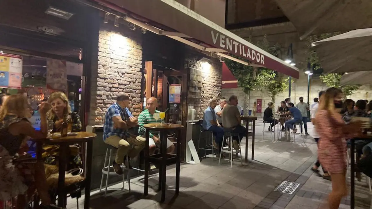 Varias personas en la terraza del pub 'El Ventilador' en Ca&ntilde;ad&iacute;o, Santander. / J.R.