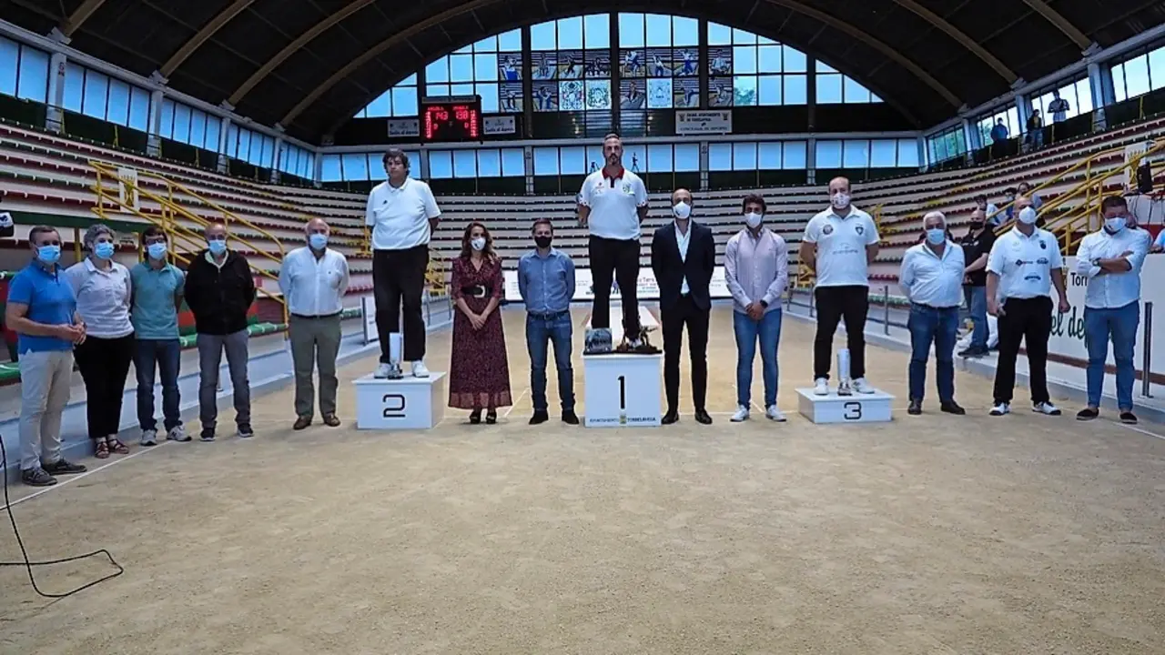 Francisco Javier Puente, Carlos Garc&iacute;a, Jonathan Garc&iacute;a y Jes&uacute;s Salm&oacute;n, en el podio, escuchando el himno de Torrelavega, junto a las autoridades y organizadores. / Juan