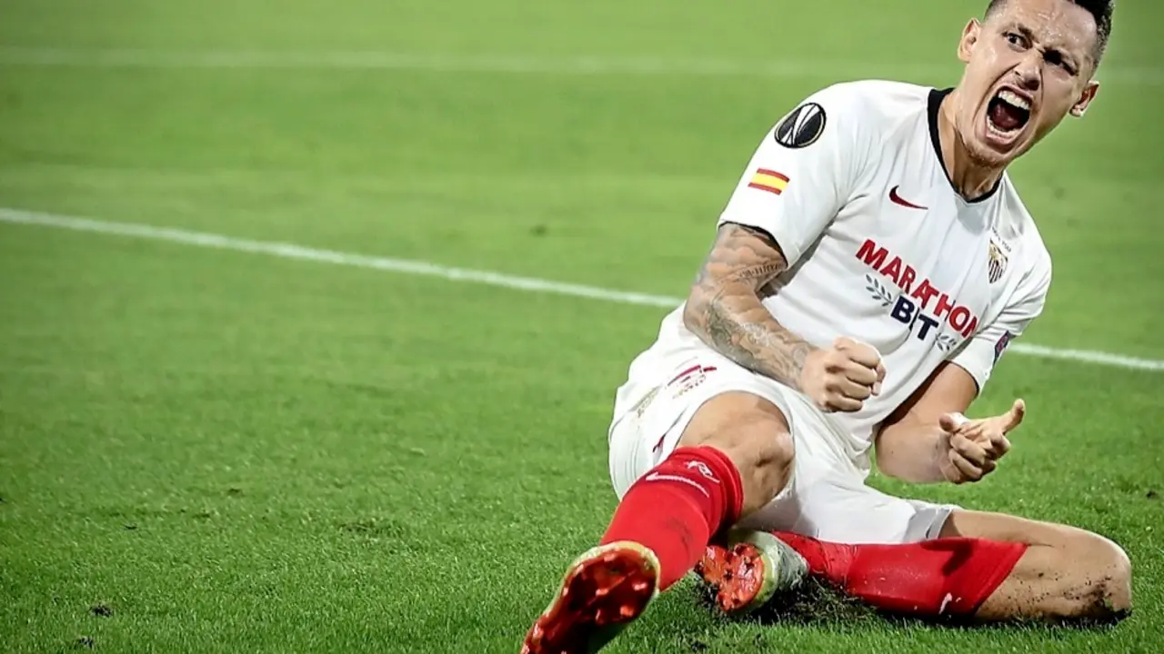 Duisburg (Germany), 11/08/2020.- Sevilla's Lucas Ocampos celebrates after scoring the 1-0 lead during the UEFA Europa League quarter final soccer match between Wolverhampton Wanderers and Sevilla FC in Duisburg, Germany 11 August 2020. (Alemania) EFE/EPA/Friedemann Vogel / POOL
