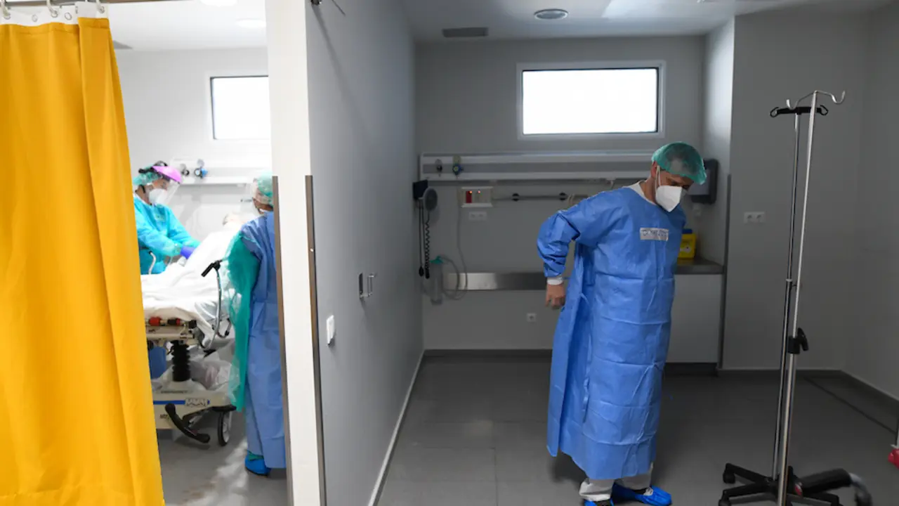 Un sanitario se coloca la protecci&oacute;n en la zona UCI del Hospital Marqu&eacute;s de Valdecilla. / Cubero