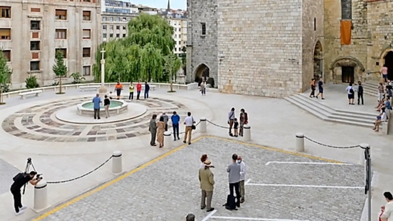 Vista de la Plaza Obispo Eguino y Trecu tras la remodelaci&oacute;n. / alerta