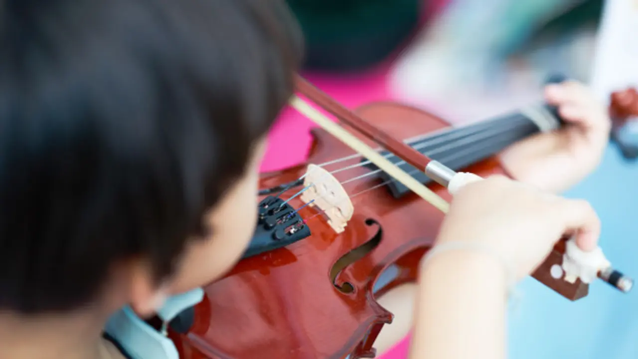 Un ni&ntilde;o toca un viol&iacute;n.
