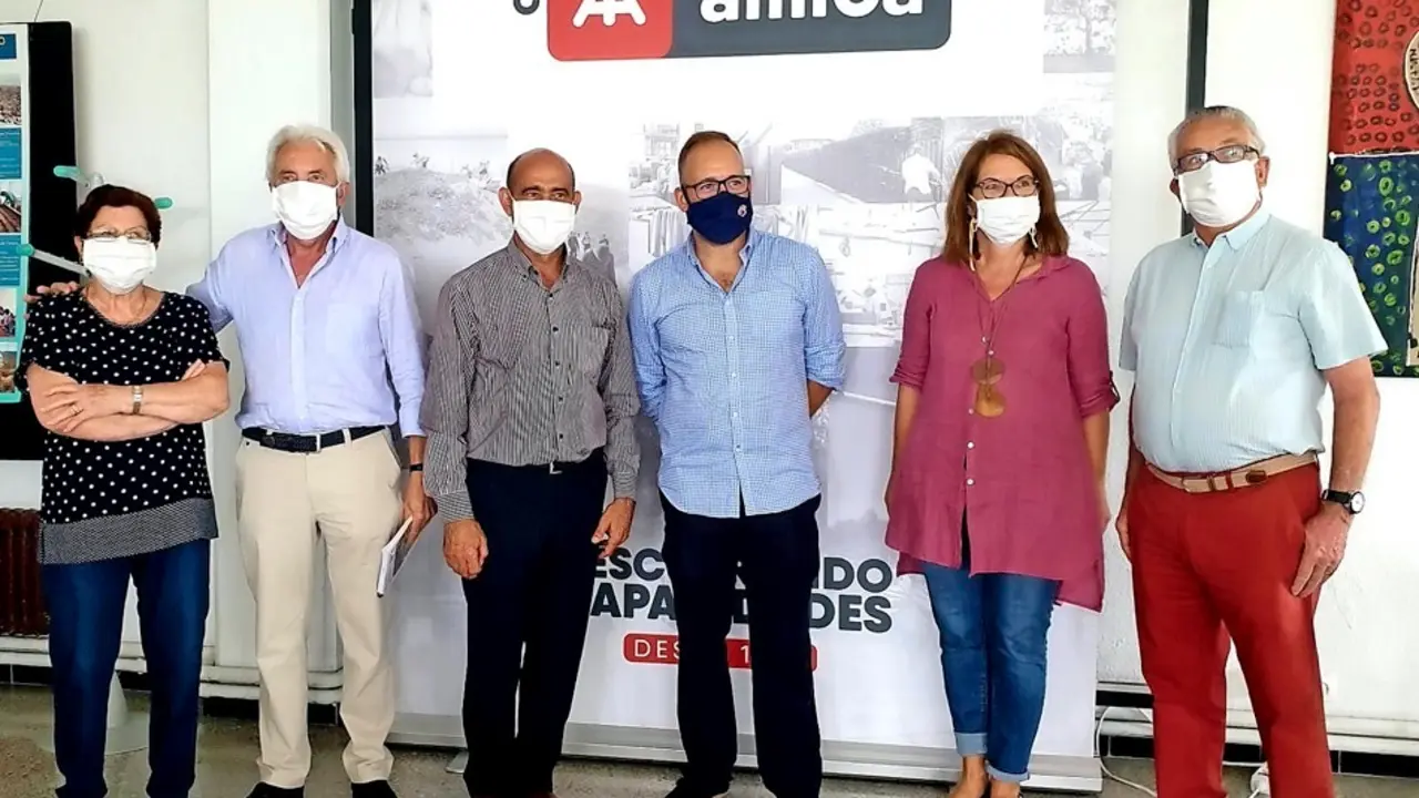 Directivos de la Gimn&aacute;stica y de Amica tras la forma del convenio. / AlertA