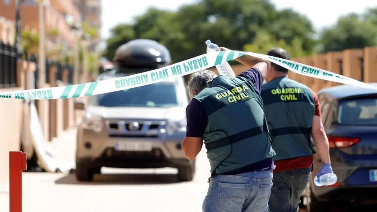 Agentes de la Guardia Civil acuden al domicilio del hombre que ha apu&ntilde;alado este domingo a sus dos hijos menores, un ni&ntilde;o al que ha matado y una ni&ntilde;a a la que ha herido gravemente, y posteriormente se ha suicidado en la localidad castellonense de Cabanes, han informado a EFE fuentes de la investigaci&oacute;n. EFE/Domenech Castell&oacute;