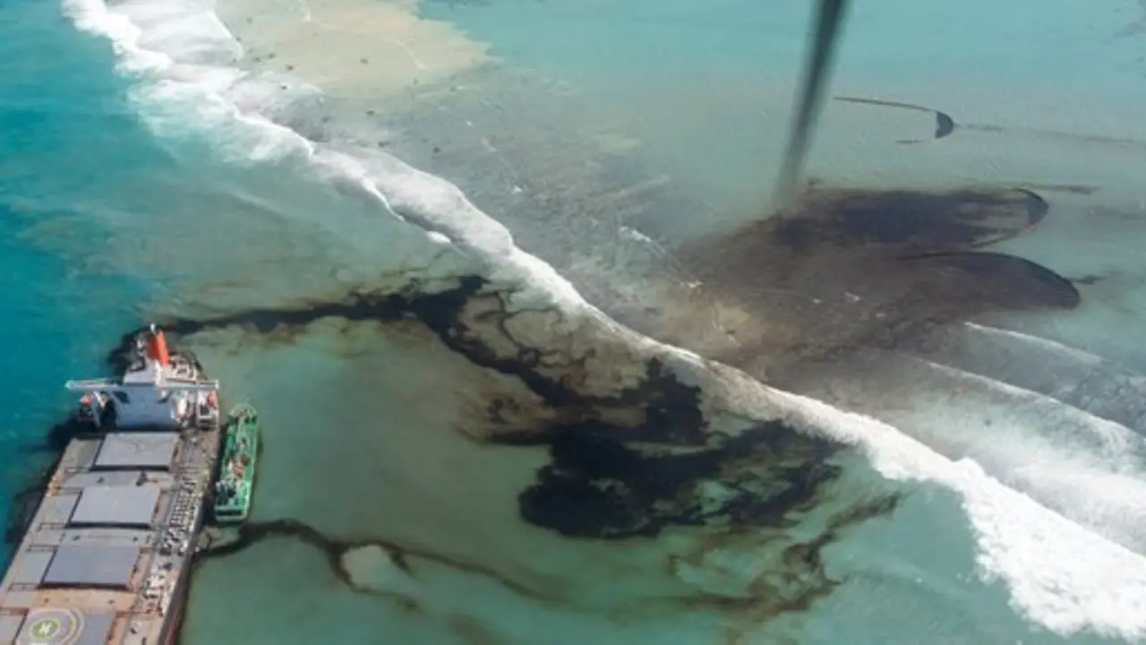 Una fotograf&iacute;a a&eacute;rea muestra el MV Wakashio, un buque granelero de bandera paname&ntilde;a de propiedad japonesa (arriba) con fugas de petr&oacute;leo cuando encall&oacute; en la costa sureste de Mauricio.
E. Press