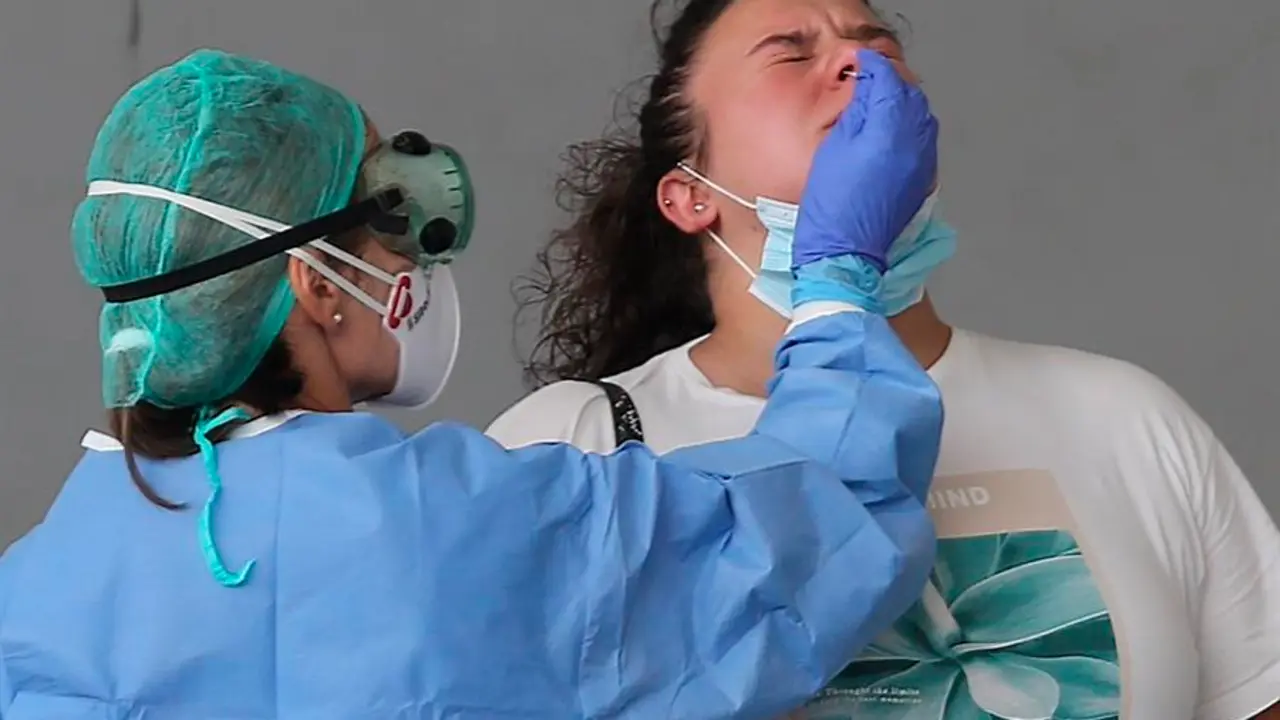 Una enfermera realiza una prueba PCR. EFE/ Gorka Estrada/Archivo