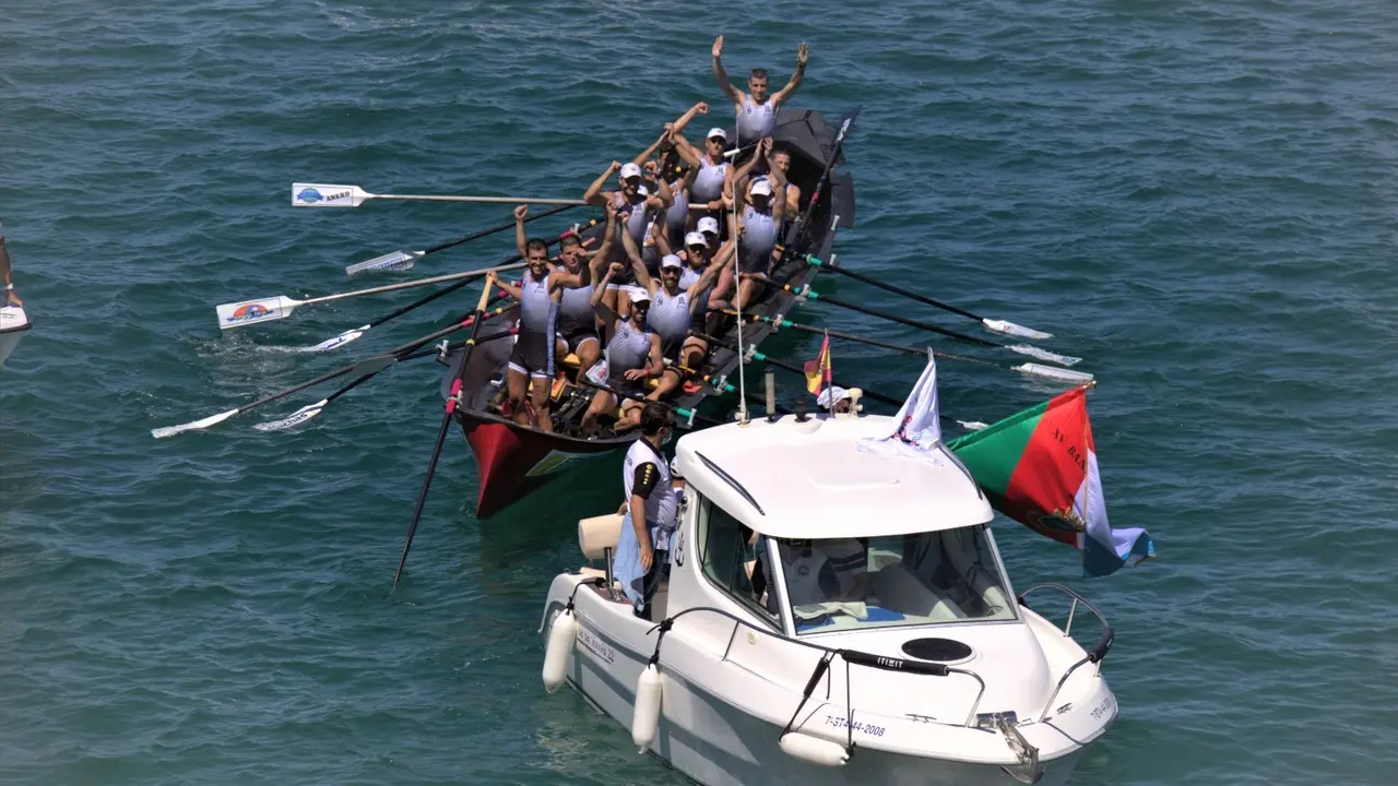 La trainera de Pedre&ntilde;a celebrando la victoria.