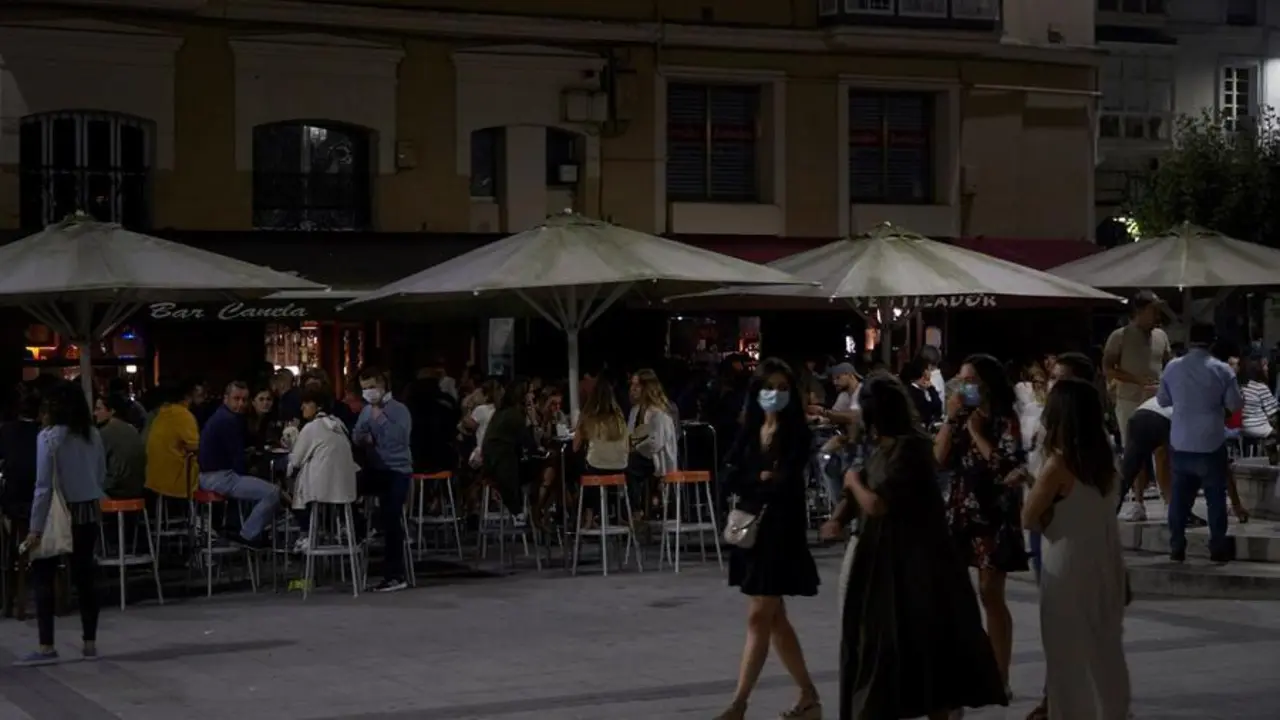 Bares de copas de la Plaza de Ca&ntilde;ad&iacute;o anoche en Santander donde apagaron durante unos minutos sus fachadas en protesta por los nuevos horarios de cierre impuestos al sector debido a los rebrotes.EFE/ROM&Aacute;N G. AGUILERA