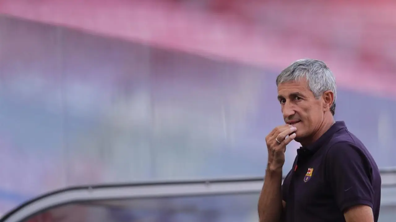 El entrenador del Barcelona, ​​Quique Setien, reacciona durante la sesi&oacute;n de entrenamiento del Barcelona en Lisboa, Portugal, el 13 de agosto de 2020. / EFE Manu Fernandez