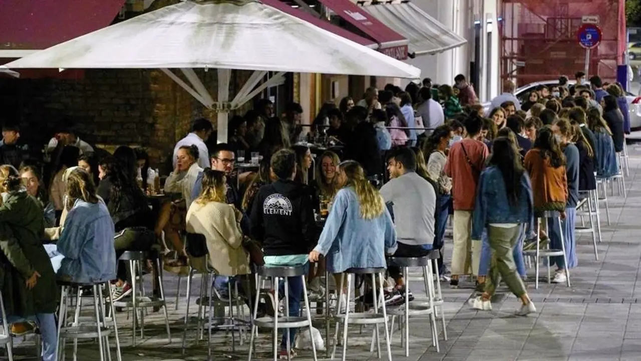 Imagen de los bares de copas de la Plaza de Ca&ntilde;ad&iacute;o en Santander donde han apagado durante unos minutos sus fachadas en protesta por los nuevos horarios de cierre impuestos al sector por los rebrotes del coronavirus. EFE/ROM&Aacute;N G. AGUILERA