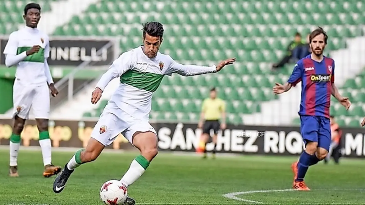 El nuevo jugador del Racing jug&oacute; antes del par&oacute;n en el filial del Elche en Tercera Divisi&oacute;n. / elche cf