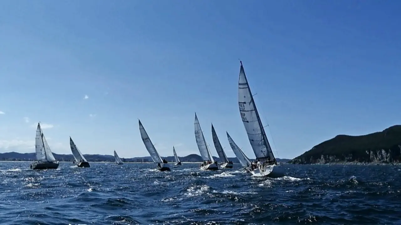 Los barcos de la clase Crucero, en plena regata en aguas de Laredo. / FcV