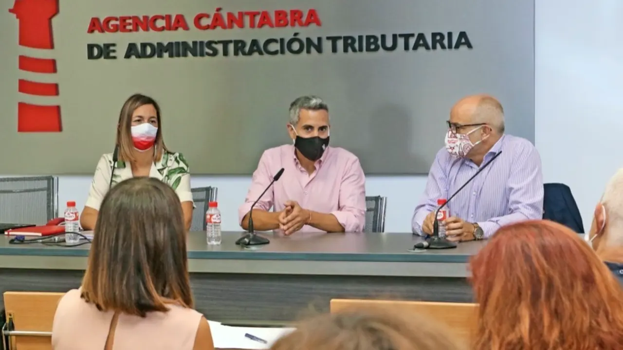 Pablo Zuloaga con Mar&iacute;a S&aacute;nchez y Miguel Rodr&iacute;guez. / ALERTA