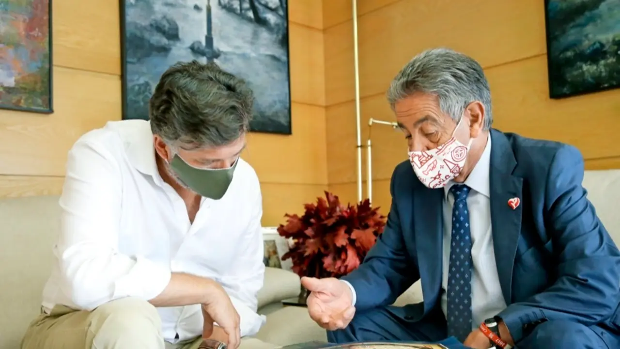 El diputado de Vox, Crist&oacute;bal Palacio, y Miguel &Aacute;ngel Revilla durante su reuni&oacute;n. / ALERTA