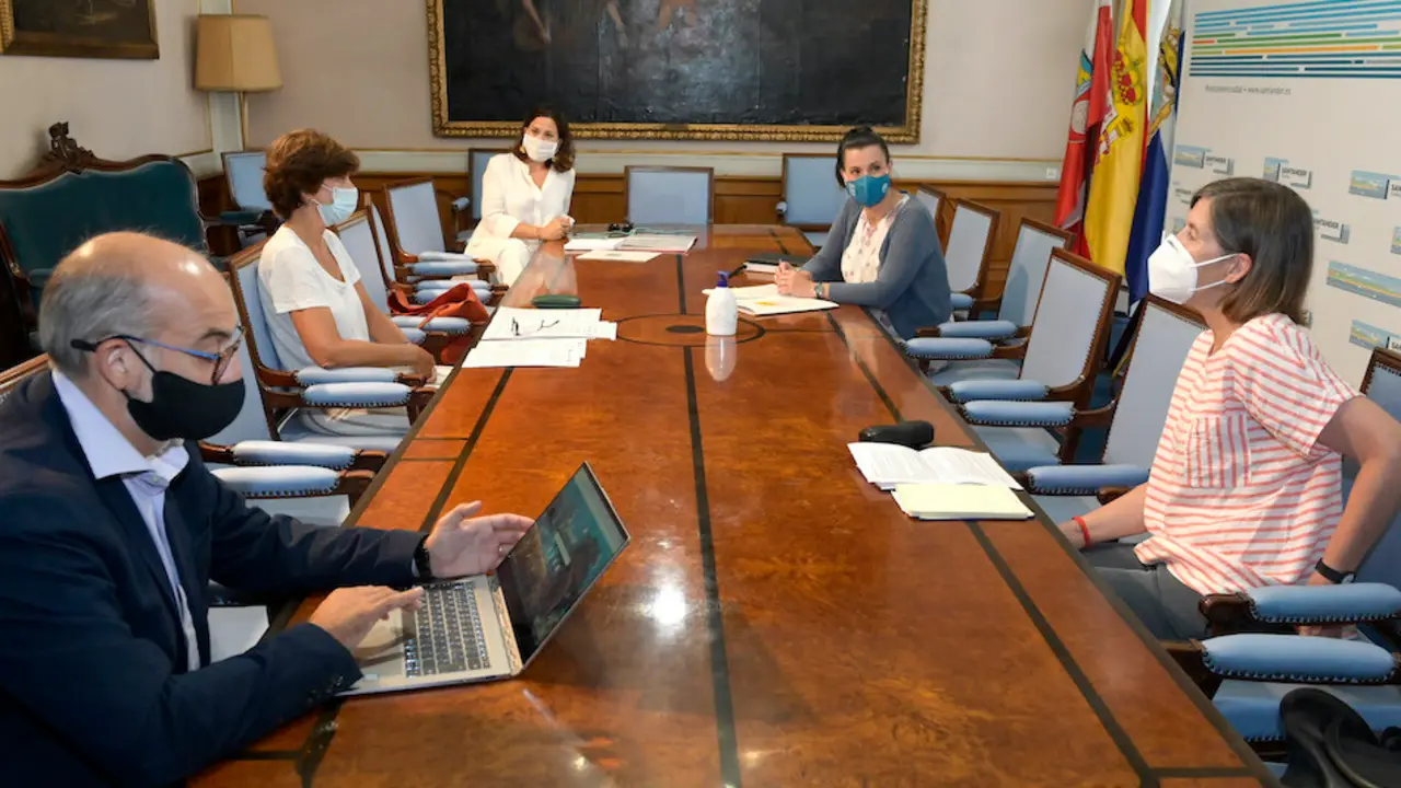 Reuni&oacute;n de la corporaci&oacute;n del Ayuntamiento con la rectora de la UIMP. / ALERTA