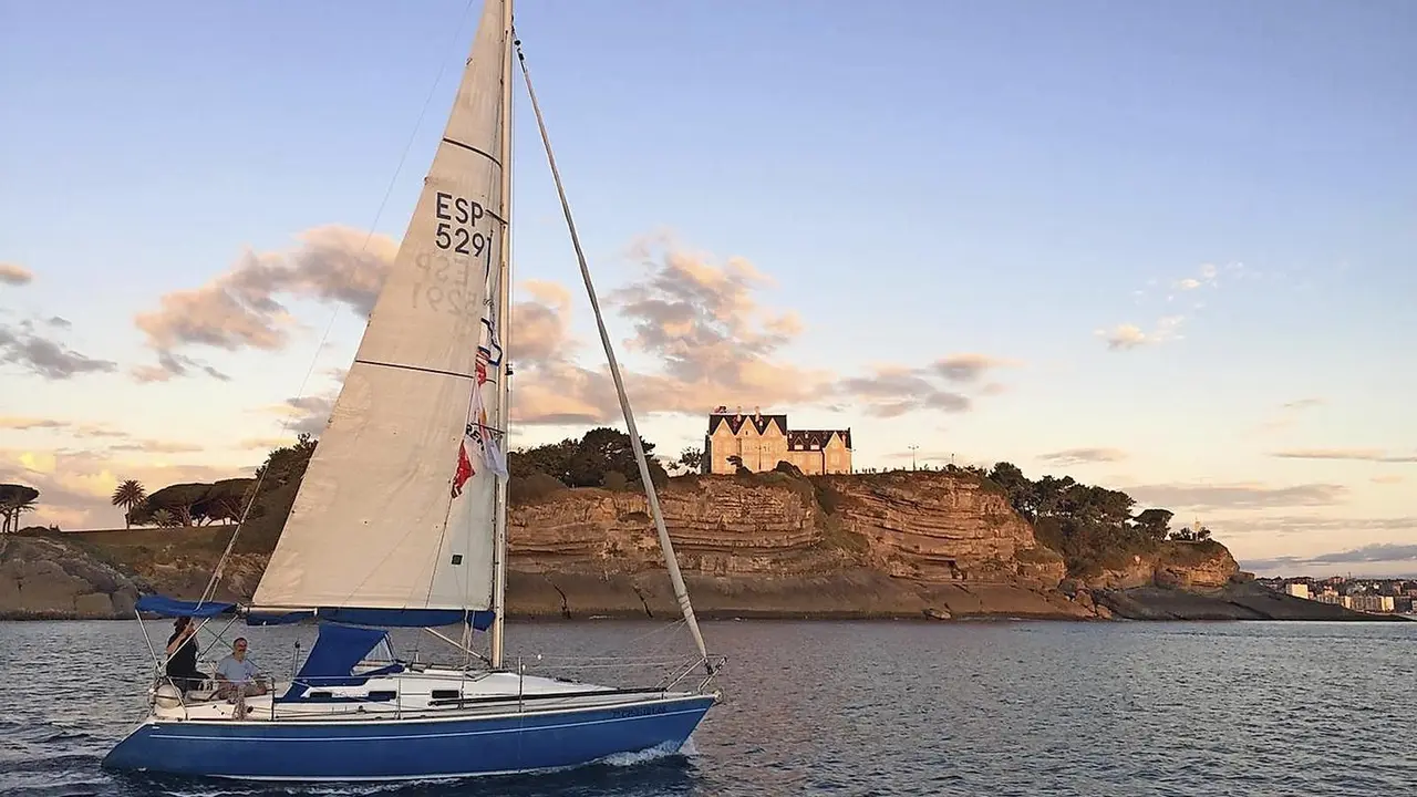Los peregrinos por mar partieron de la Marina de Santander para recorrer las 89 millas de esta tercera etapa que finaliza en la Marina Yates de Gij&oacute;n.