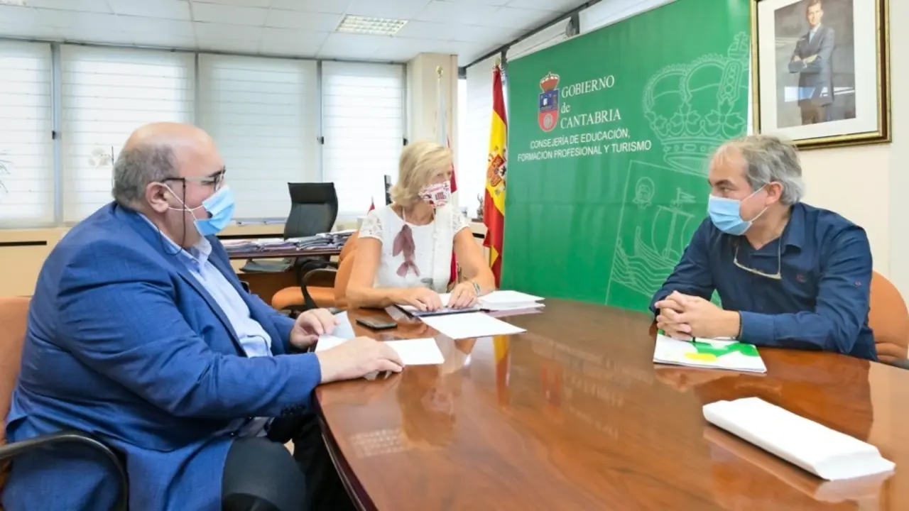 La consejera de Educaci&oacute;n, Formaci&oacute;n Profesional y Turismo, Marina Lomb&oacute;, se re&uacute;ne con el alcalde de Potes. / ALERTA