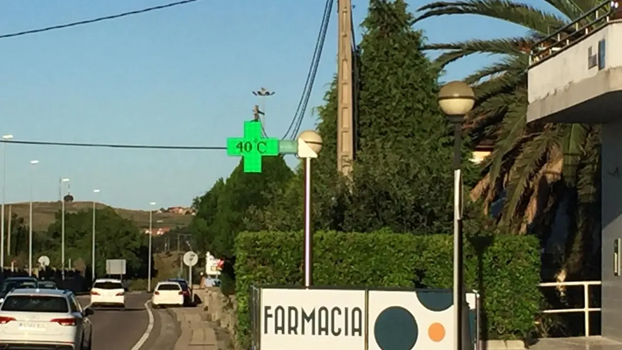Term&oacute;metro que marca 40&ordm; a las 20 horas de ayer en Mogro, Miengo. / M.D.