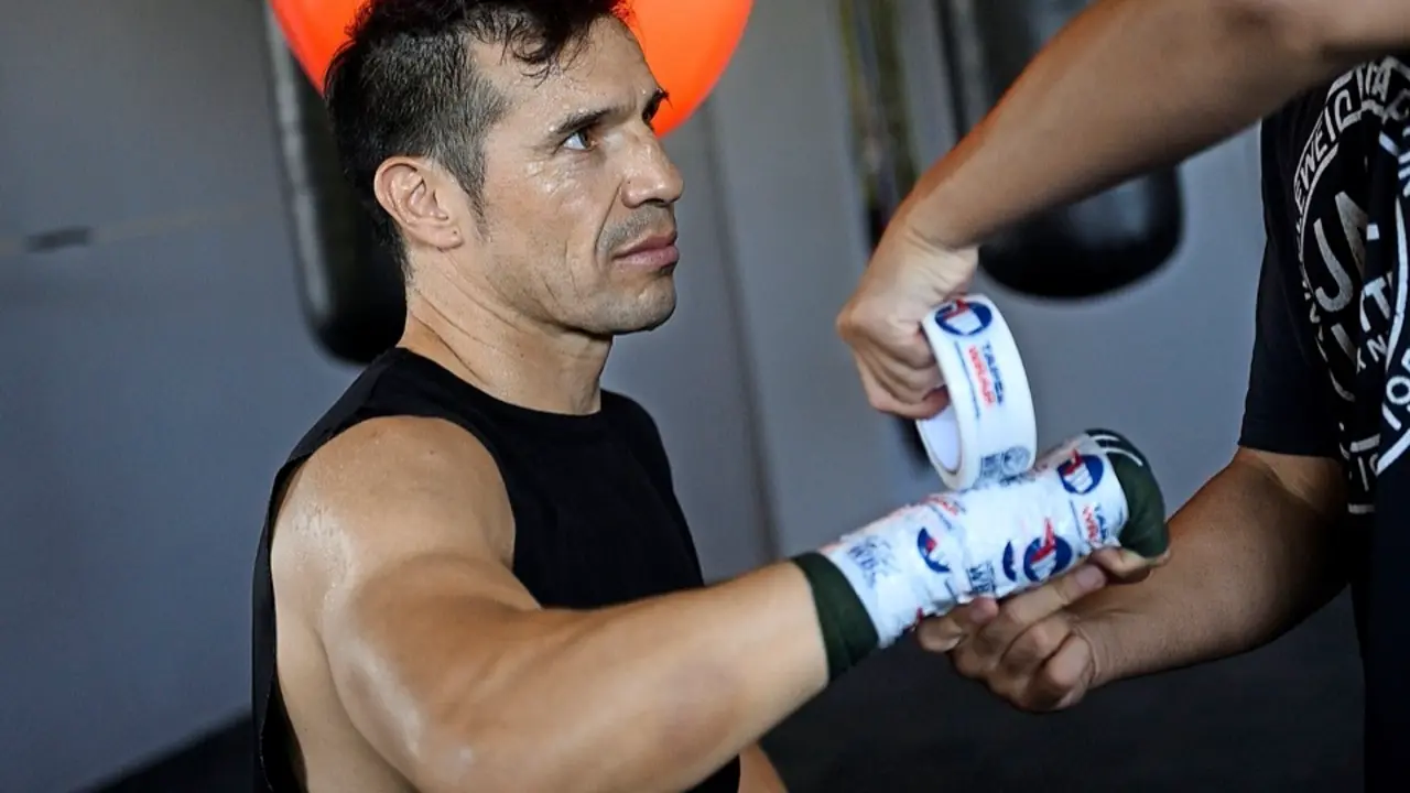 El boxeador argentino Sergio Maravilla Mart&iacute;nez, que ha estado seis a&ntilde;os apartado de los cuadril&aacute;teros, prepara estos d&iacute;as su vuelta al ring para el pr&oacute;ximo 21 de agosto en Torrelavega (Cantabria), adonde ya ha trasladado su campo de entrenamiento. Mart&iacute;nez, con un r&eacute;cord profesional de 51 victorias -28 KO-, y dos derrotas, se enfrentar&aacute; al espa&ntilde;ol Jos&eacute; Miguel El Traumat&oacute;logo Fandi&ntilde;o. La contienda est&aacute; pactada a diez asaltos y en la categor&iacute;a de peso medio. El p&uacute;gil, de 45 a&ntilde;os, se encuentra ya en la ciudad c&aacute;ntabra entrenando con su preparador Tin&iacute;n Rodr&iacute;guez en el gimnasio Kronk, centro de operaciones del boxeador espa&ntilde;ol Sergio Garc&iacute;a, actual Campe&oacute;n de Europa del peso W&eacute;lter.-EFE/Pedro Puente Hoyos