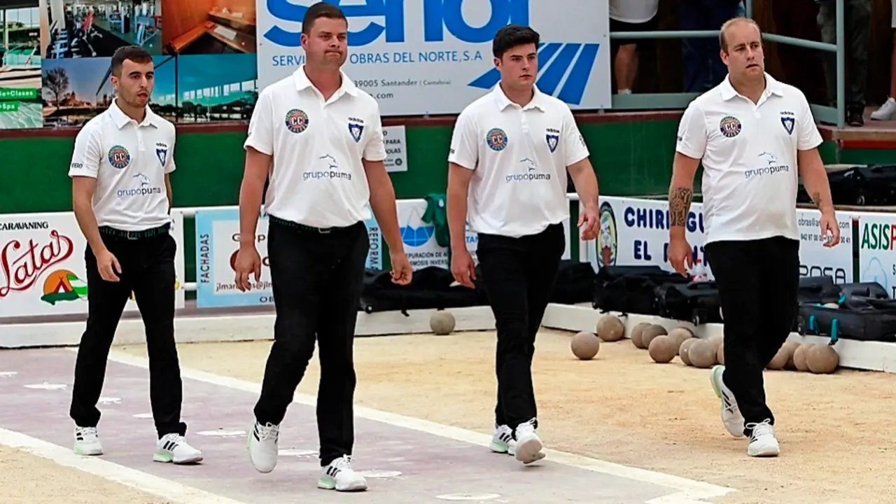 Javier del Rivero, David Cec&iacute;n, Mario Borbolla y Jonathan Gonz&aacute;lez, con rostros serios, se dirigen a la zona de birle de la bolera El Cagigal de Loredo.