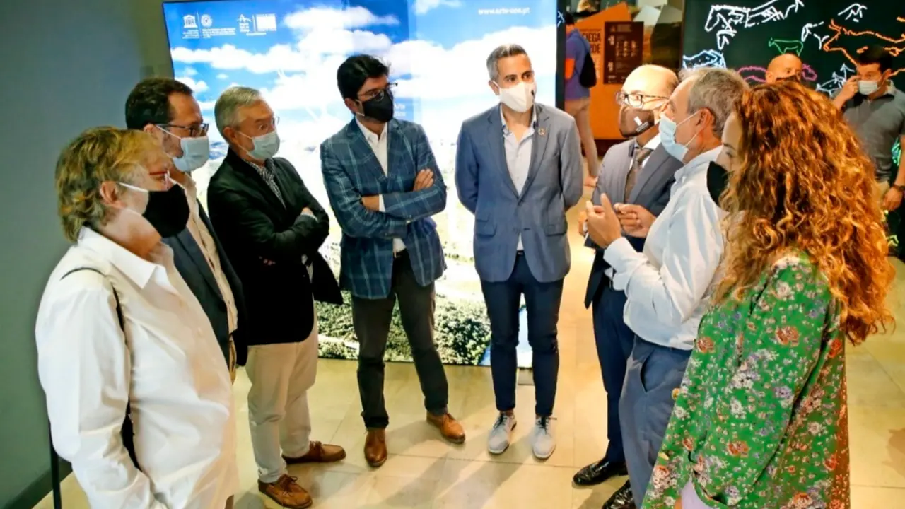 El vicepresidente del Gobierno y consejero de Cultura, Pablo Zuloaga durante la exposici&oacute;n &lsquo;La Estaci&oacute;n de Arte Paleol&iacute;tico de Vale Do C&ocirc;a&rsquo; ayer mi&eacute;rcoles. / ALERTA