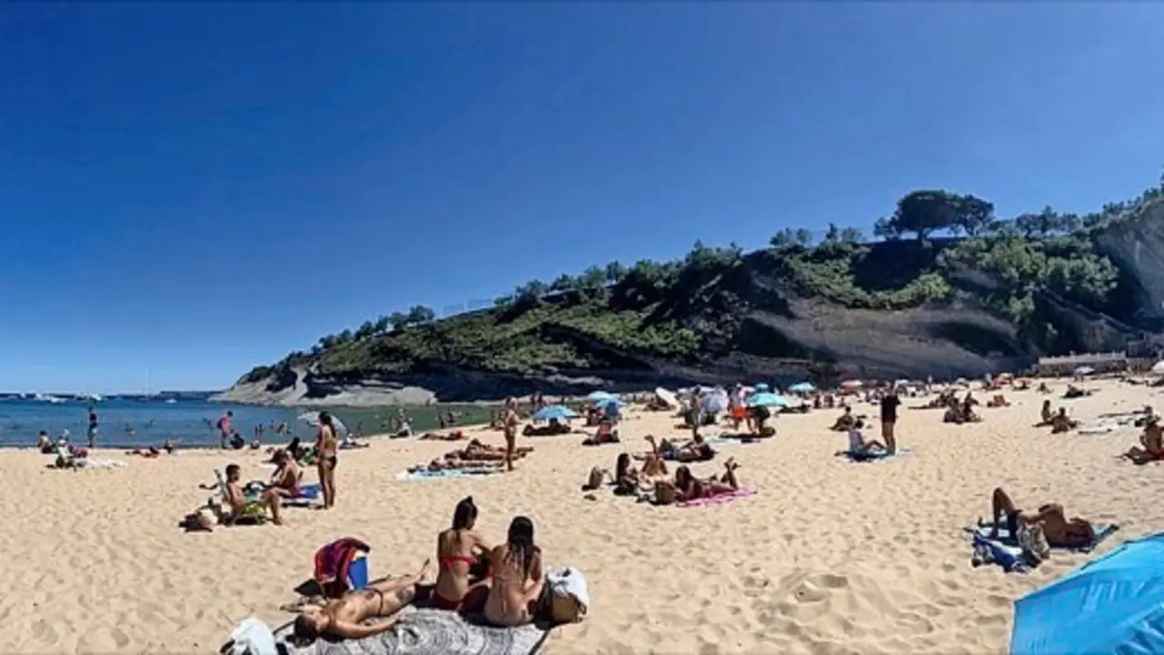 Vista de la pla- ya de Matale- &ntilde;as en Santan- der a las 15.30 horas donde en esos momentos se encontraba a casi la totalidad de su capacidad seg&uacute;n los datos ofrectidos por
el Ayuntamien- to en los paneles informativos en la entrada de la playa. / j.r.