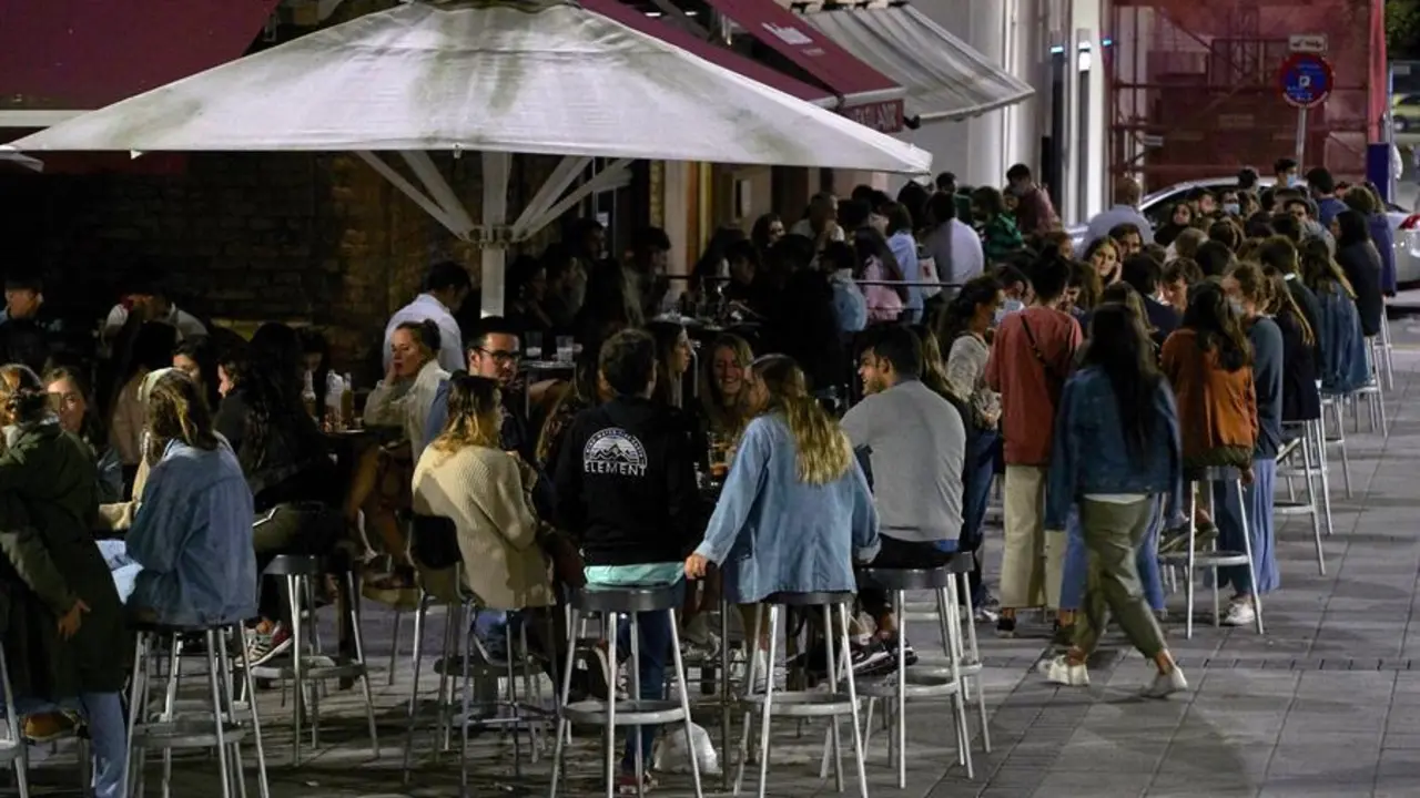 - Imagen de los bares de copas de la Plaza de Ca&ntilde;ad&iacute;o en Santander donde han apagado durante unos minutos sus fachadas en protesta por los nuevos horarios de cierre impuestos al sector por los rebrotes del coronavirus. EFE/ROM&Aacute;N G. AGUILERA