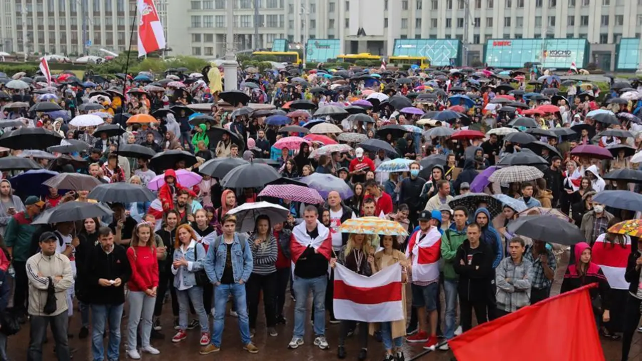 La gente asiste a una manifestaci&oacute;n en apoyo de la oposici&oacute;n bielorrusa para manifestarse contra la brutalidad policial y los resultados de las elecciones presidenciales en Minsk, Bielorrusia, el 19 de agosto de 2020.EFE / EPA / STR