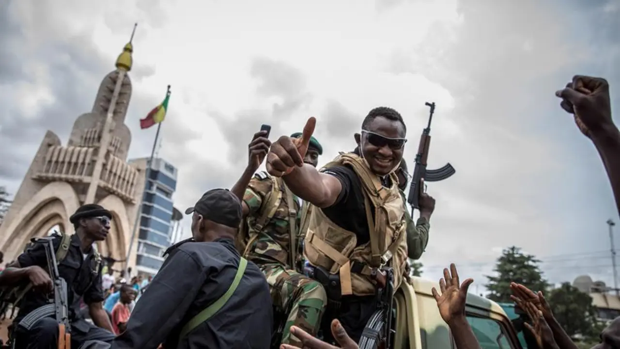 Un soldado maliense saluda a simpatizantes mientras conducen por las calles de Bamako en Mali, este mi&eacute;rcoles. Los militares malienses que ayer dieron un golpe de Estado han tomado el poder tras disolver la Asamblea Nacional, forzar la renuncia del presidente Ibrahim Boubacar Keita (IBK) y de su Gobierno y crear un "Comit&eacute; Nacional para la Salvaci&oacute;n del Pueblo", pero se enfrentan al aislamiento internacional. EFE/ H.Diakite