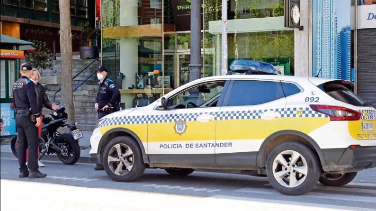 Polic&iacute;a Local en la calle Calvo Sotelo. / Jos&eacute; Ram&oacute;n