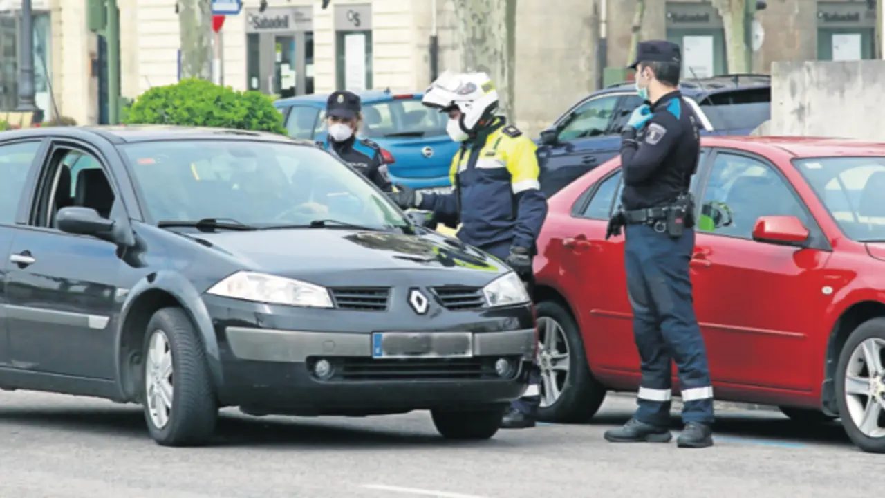 Polic&iacute;a en Santander. / J.R.