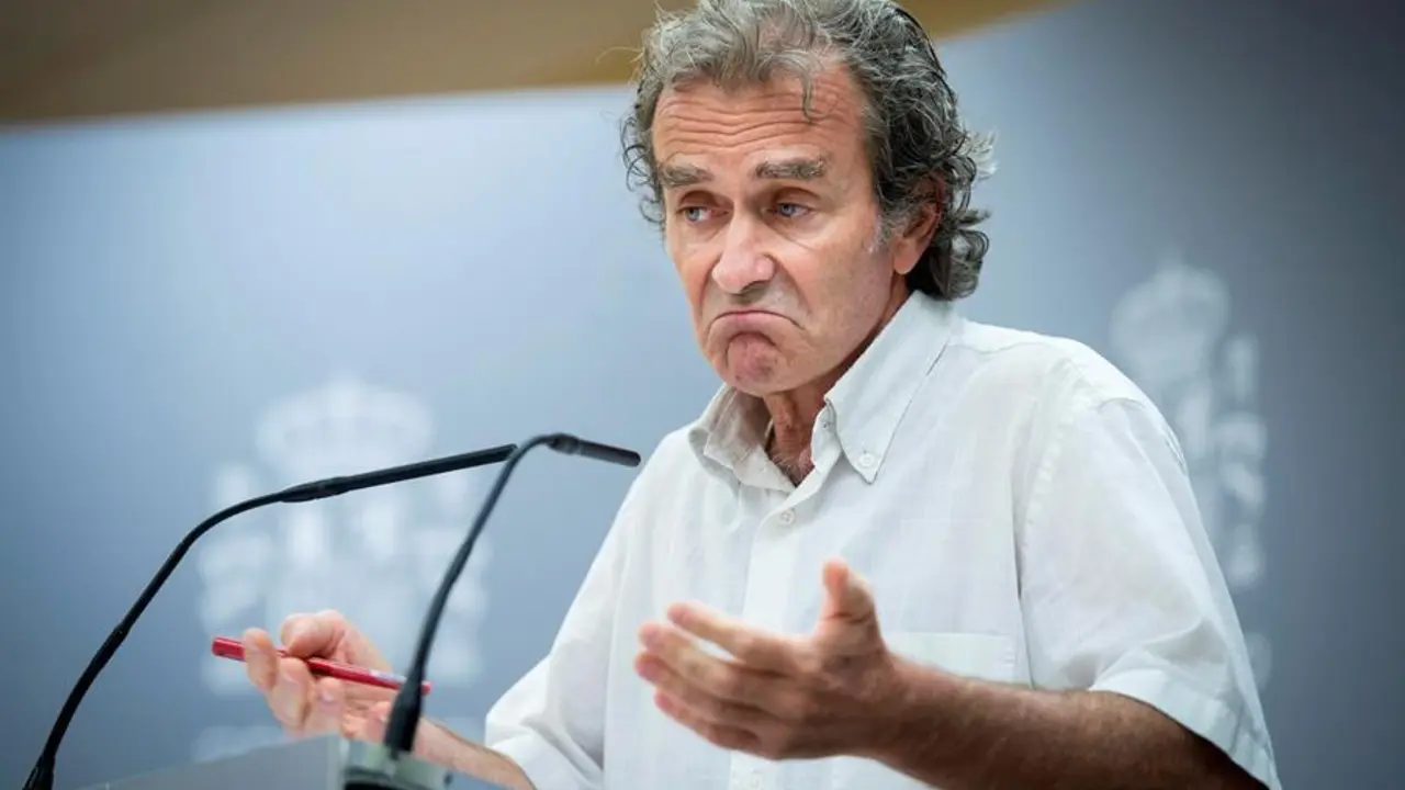 El director del Centro de Coordinaci&oacute;n de Alertas y Emergencias Sanitarias, Fernando Sim&oacute;n, comparece en rueda de prensa para dar cuenta de los &uacute;ltimos datos de la pandemia de coronavirus en Espa&ntilde;a, este jueves. EFE/ Luca Piergiovanni