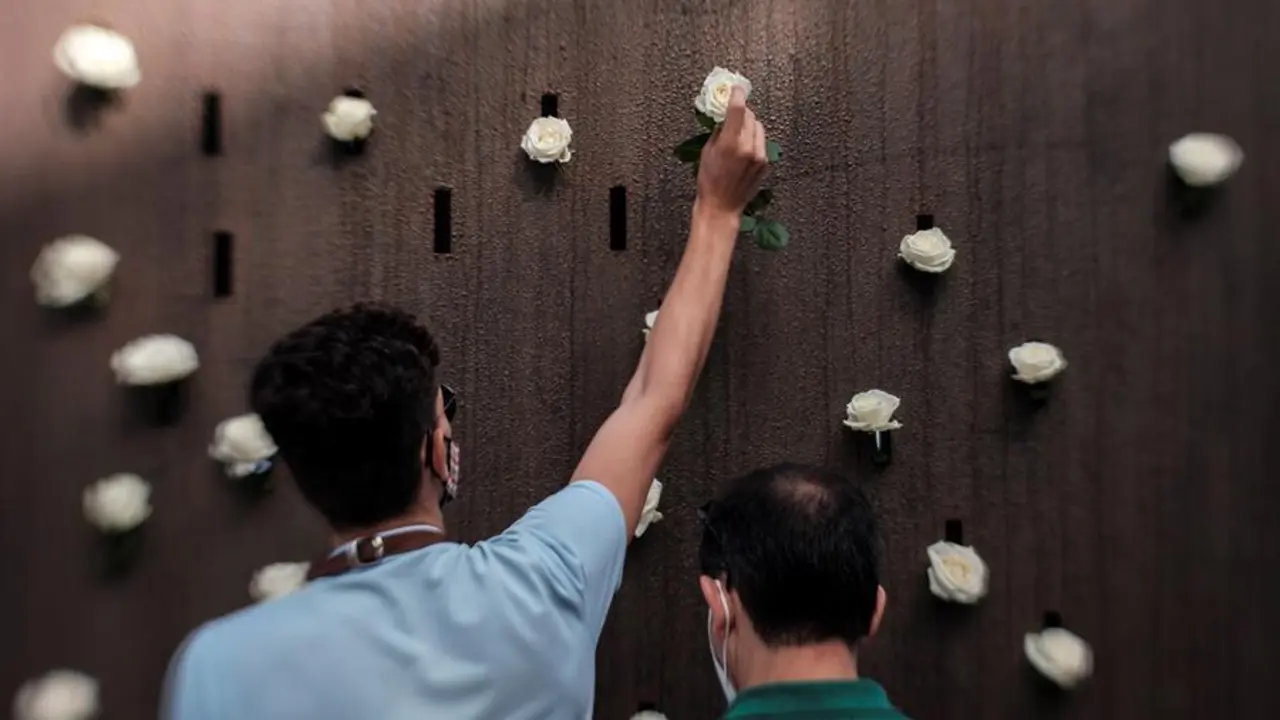 Las familias de los fallecidos en el accidente del vuelo de Spanair a Gran Canaria que se estrell&oacute; hace doce a&ntilde;os al despegar desde el aeropuerto de Madrid-Barajas durante la tradicional ofrenda de flores que hacen cada a&ntilde;o en el aniversario del accidente ante el monumento "Luces en el vac&iacute;o", en el paseo de Las Canteras. EFE/&Aacute;ngel Medina G.