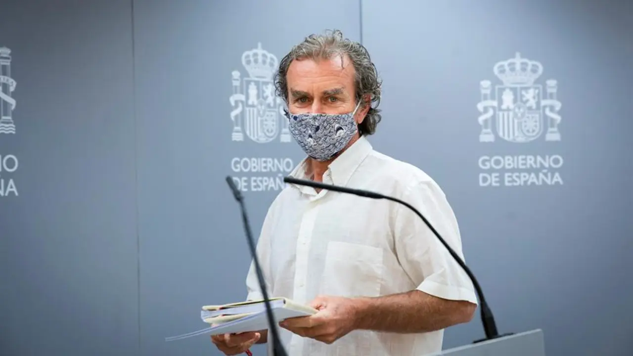 El director del Centro de Coordinaci&oacute;n de Alertas y Emergencias Sanitarias, Fernando Sim&oacute;n, comparece en rueda de prensa para dar cuenta de los &uacute;ltimos datos de la pandemia de coronavirus en Espa&ntilde;a, este jueves. EFE/ Luca Piergiovanni