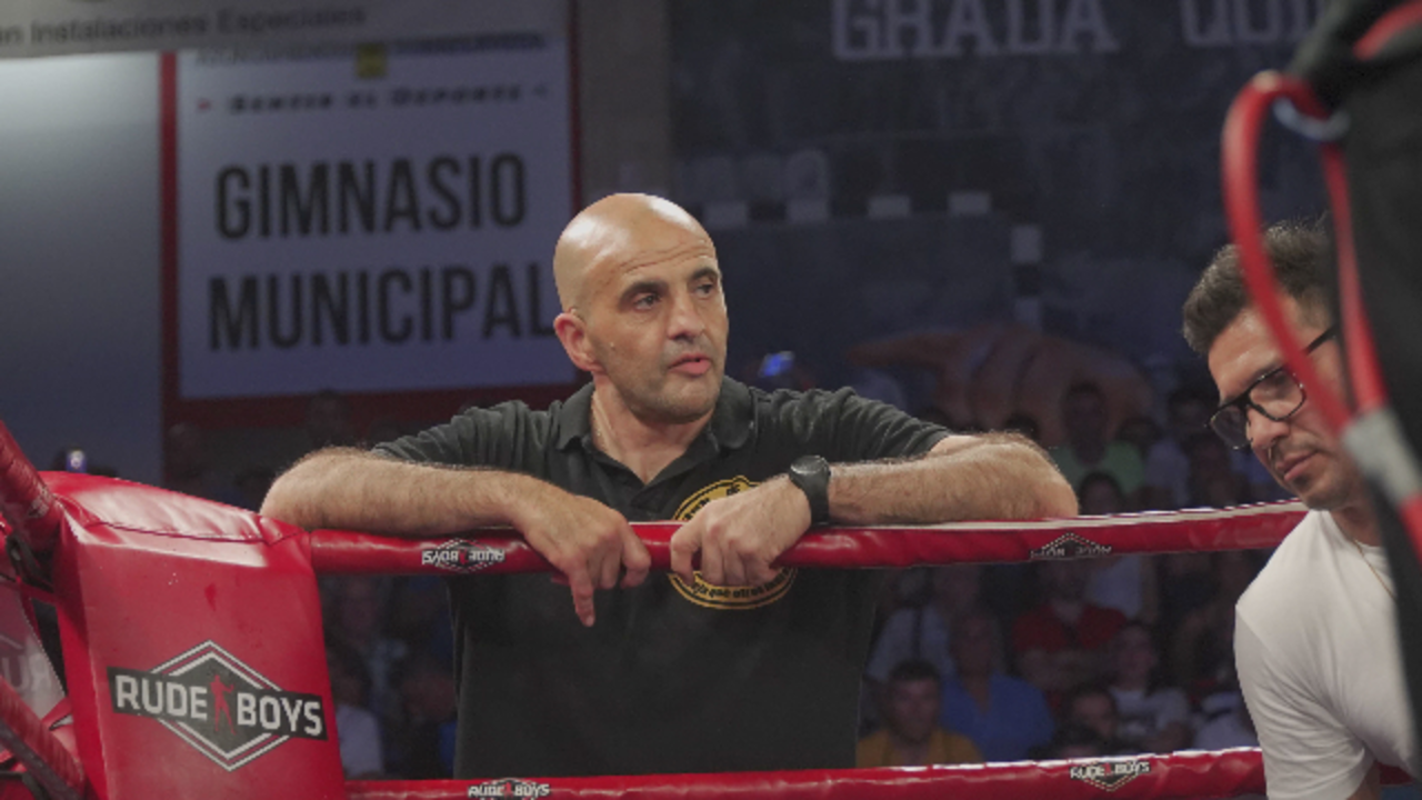 El entrenador de Sergio Garc&iacute;a, Victor Iglesias en el &uacute;ltimo combate disputado en Torrelavega. / HARDY