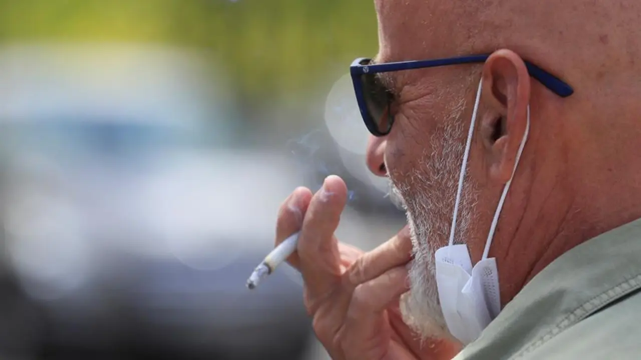 Un hombre se fuma un cigarrillo este jueves en Madrid. La prohibici&oacute;n de fumar en la calle y en las terrazas si no se cumple una distancia interpersonal de 2 metros entra en vigor este jueves en Madrid, junto con otras restricciones para evitar contagios del virus, como adelantar el cierre de bares a restaurantes a la 1.00. EFE/Fernando Alvarado