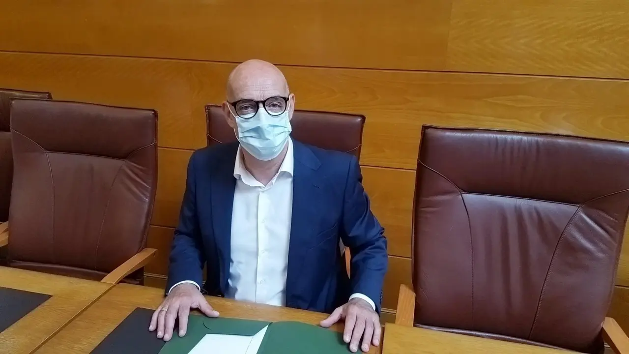 El portavoz parlamentario F&eacute;lix &Aacute;lvarez durante la rueda de prensa. / ALERTA