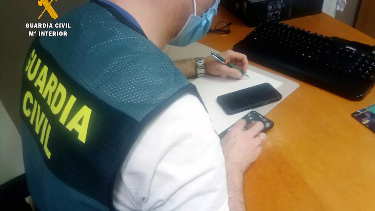 La Guardia Civil con los m&oacute;viles supuestamente sustra&iacute;dos.