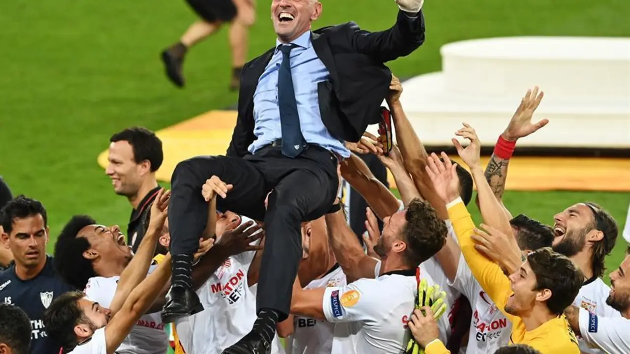 El director deportivo de Sevilla, Monchi, es celebrado por los jugadores despu&eacute;s de ganar la final de la UEFA Europa League entre el Sevilla FC y el Inter de Mil&aacute;n en Colonia, Alemania, el 21 de agosto de 2020. (Alemania, Colonia) EFE / EPA / Ina Fassbender / POOL