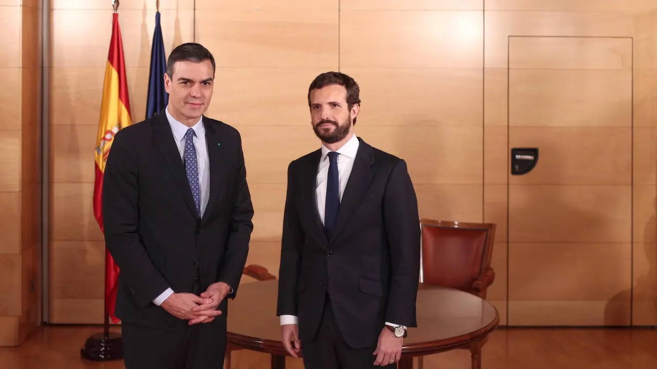 El presidente del Gobiero en funciones, Pedro S&aacute;nchez (izq) y el presidente del PP, Pablo Casado (dech), momentos antes de su reuni&oacute;n en el Congreso de los Diputados, en Madrid (Espa&ntilde;a),a 16 de diciembre de 2019.
