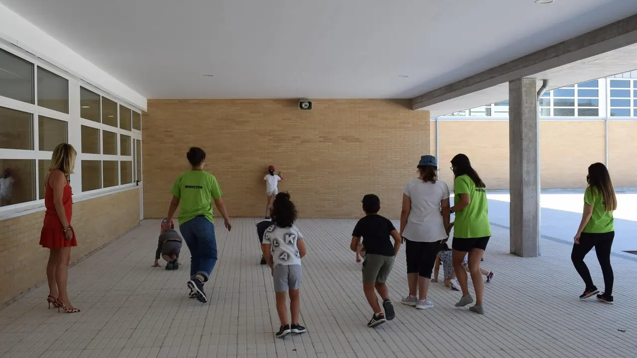 Visita de la alcaldesa, Ver&oacute;nica Samperio,  y la concejala de Servicios Sociales, Montserrat Luezas, a las actividades de 'Verano de colores'