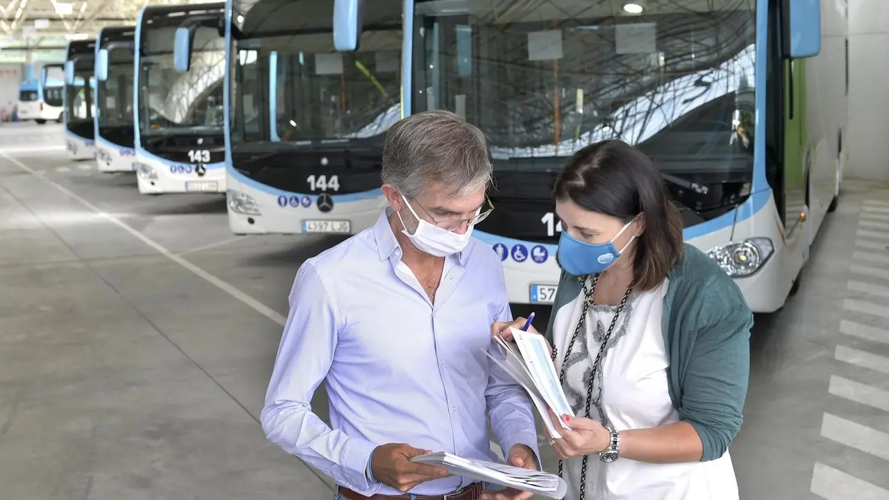 Gema Igual y C&eacute;sar D&iacute;az en la presentaci&oacute;n de los seis nuevos autobuses h&iacute;bridos del TUS